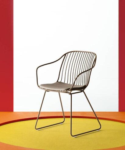 Dilmunite 3 - Sled Base Outdoor Chair in Varnished Rod Steel 03 Img
